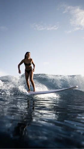 Aktivitäten 90 Woman surfing in the waves